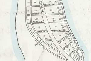 A line drawn street map of the narrow south tip of Mission Beach between ocean and bay, lettered San Diego Pl., Aspin Ct., Anacapa, Allerton, Asbury, San Luis Rey Place, Avalon, Balboa, Brighton and Capistrano Place